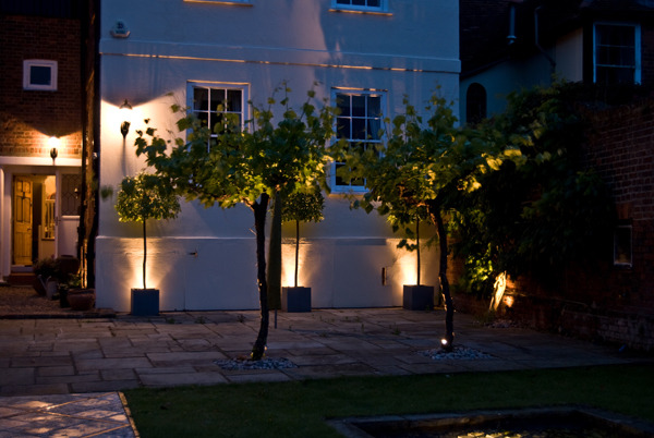 outdoor-garden-lighting-architecture-and-home-design-trends-600x402